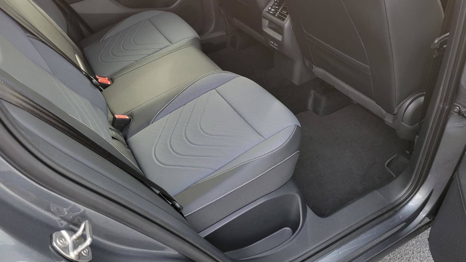 Used 2025 Volkswagen Tiguan SE image 42