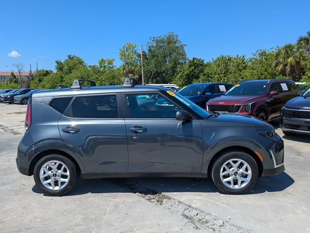 Certified 2023 Kia Soul LX w/ LX Technology Package FWD image 9