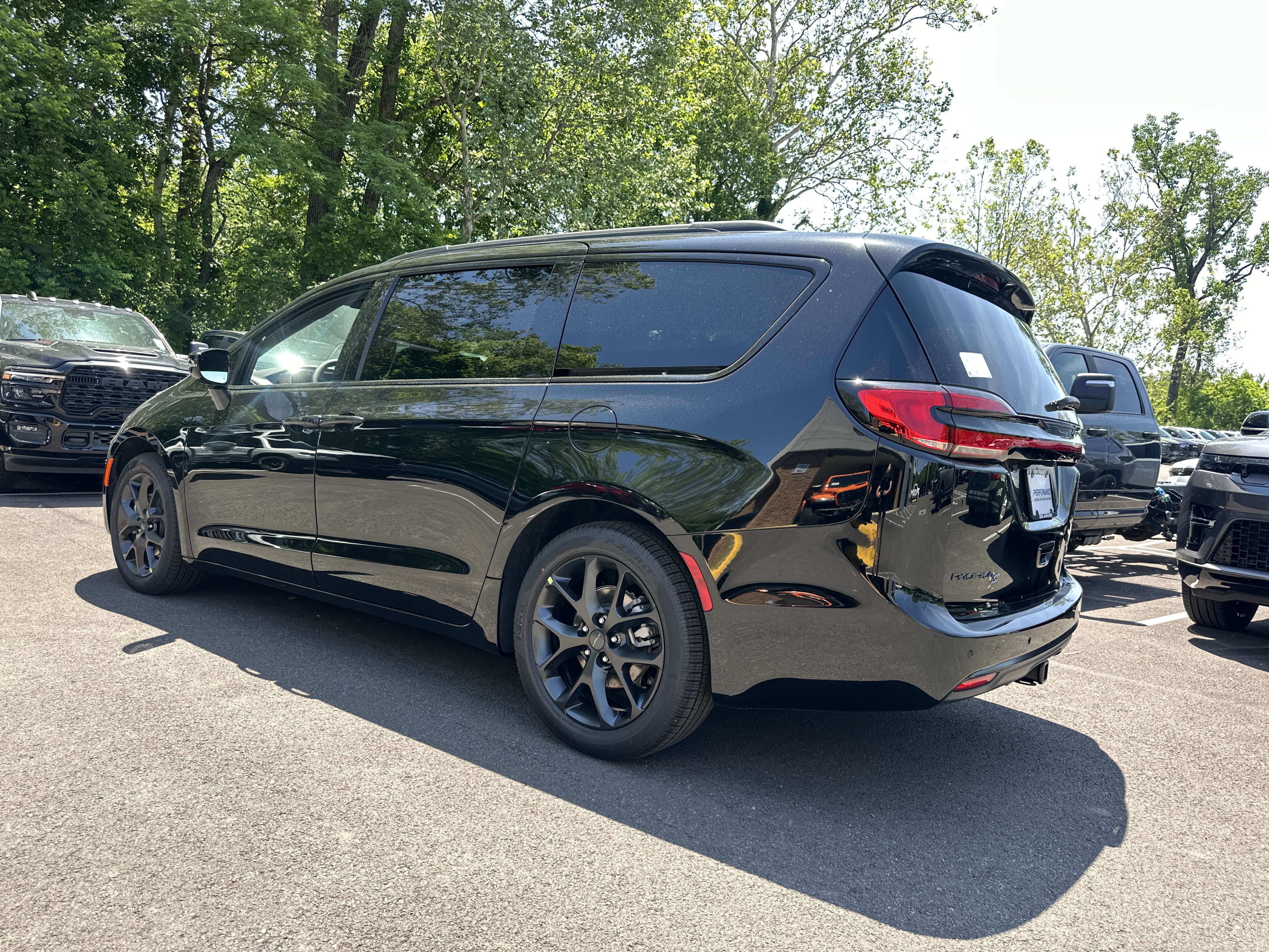 New 2027 Chrysler Pacifica Limited FWD image 25
