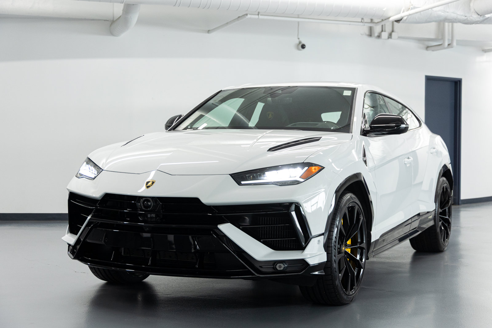 Used 2024 Lamborghini Urus S AWD/4WD image 2