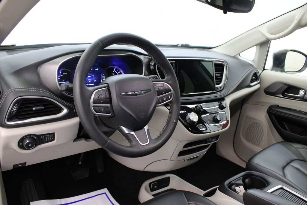 Used 2023 Chrysler Pacifica Touring-L image 15