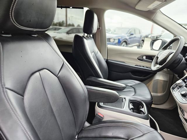 Used 2023 Chrysler Pacifica Touring-L image 14