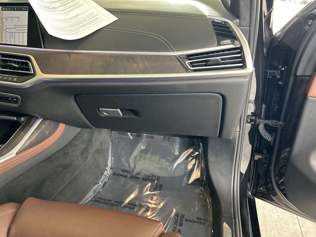 Used 2022 BMW X7 M50i w/ Dynamic Handling Package image 25