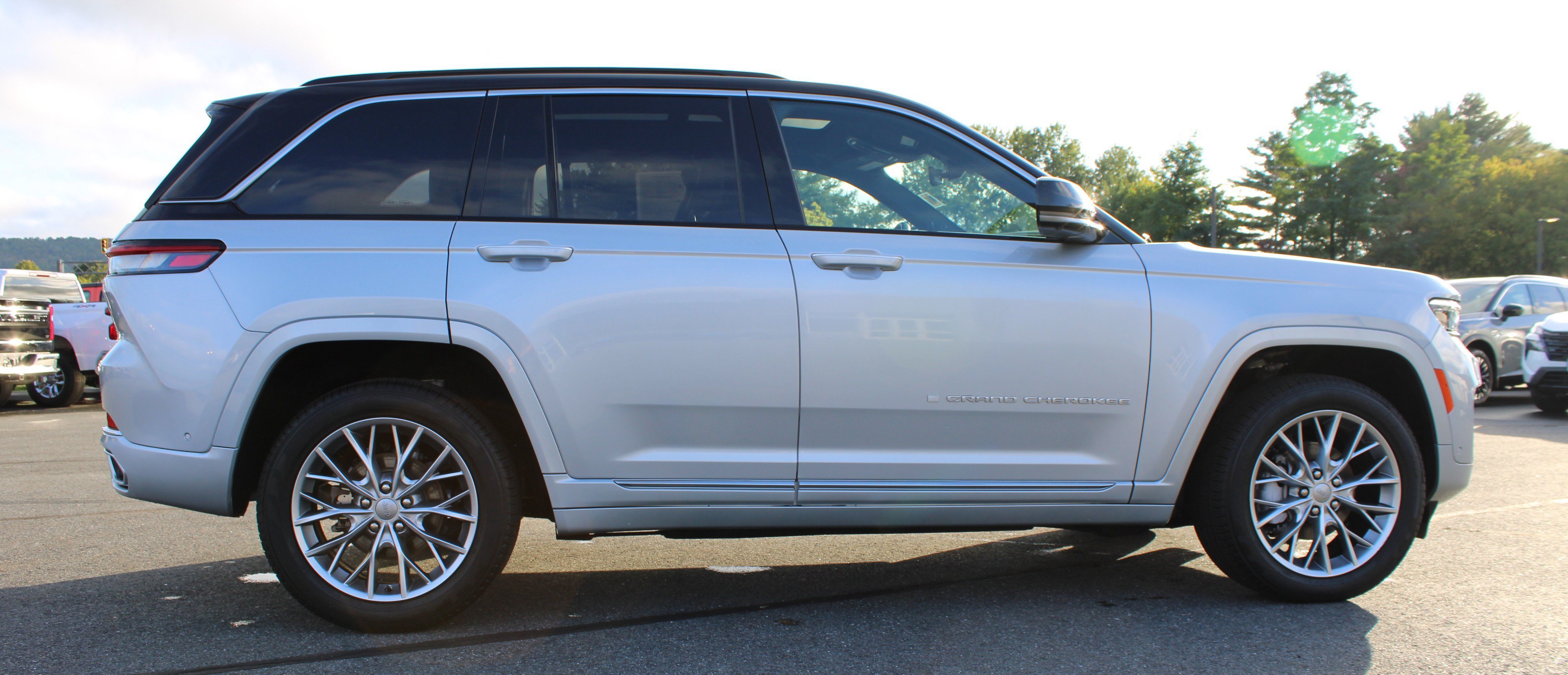 Used 2025 Jeep Grand Cherokee Summit w/ Luxury Tech Group V AWD/4WD image 7