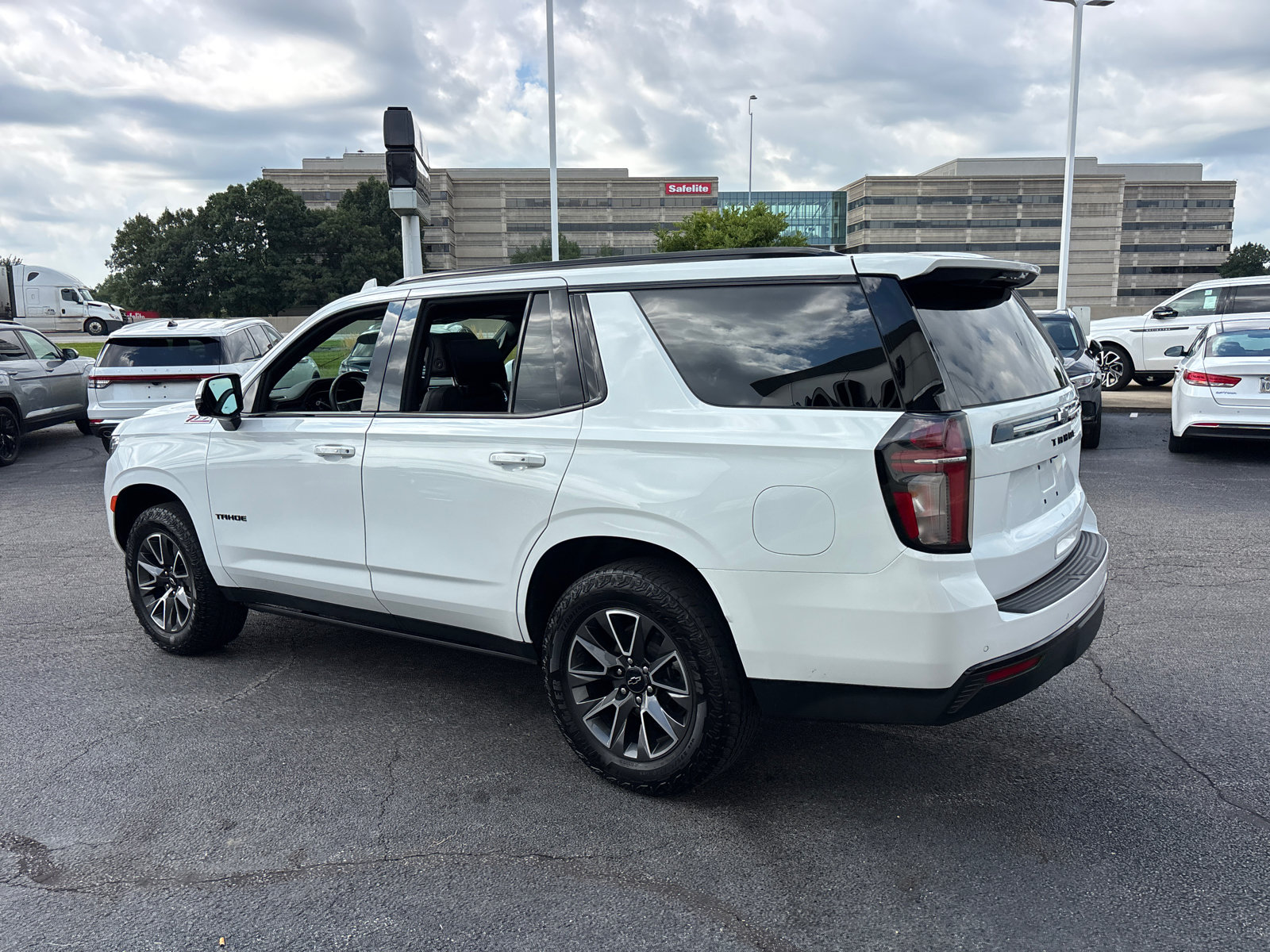 Used 2023 Chevrolet Tahoe Z71 w/ Luxury Package AWD/4WD image 5