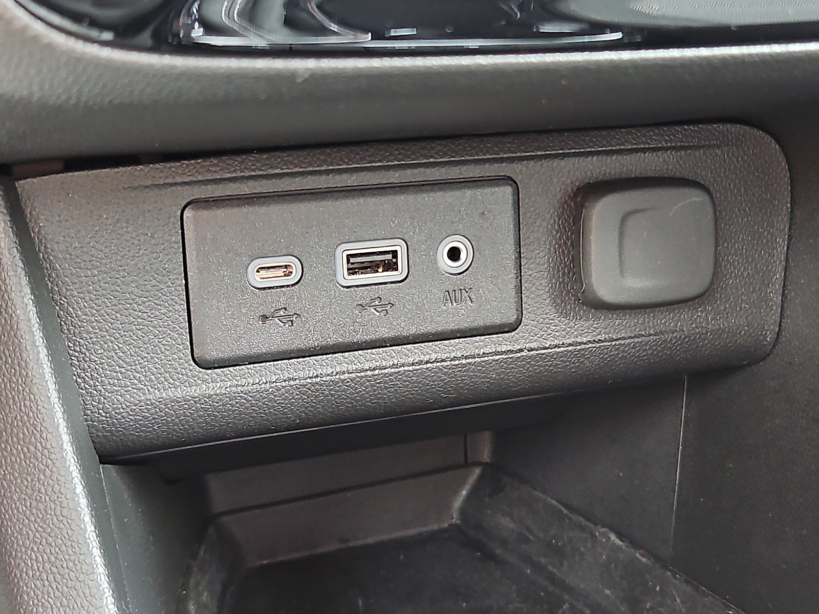 Used 2023 Buick Encore GX Select w/ Sport Touring Package FWD image 23