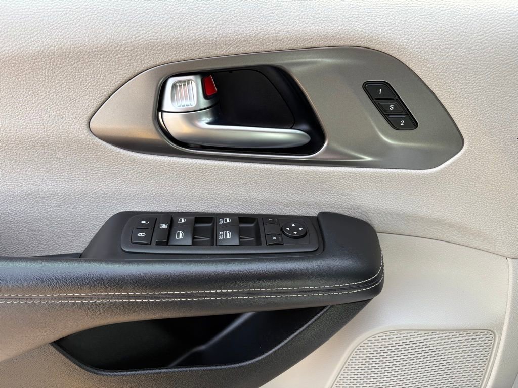 Certified 2023 Chrysler Pacifica Touring-L FWD image 22