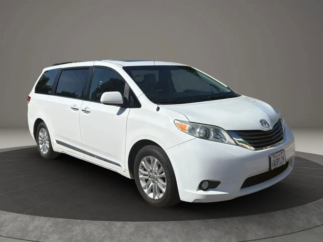 Used 2012 Toyota Sienna XLE FWD image 4