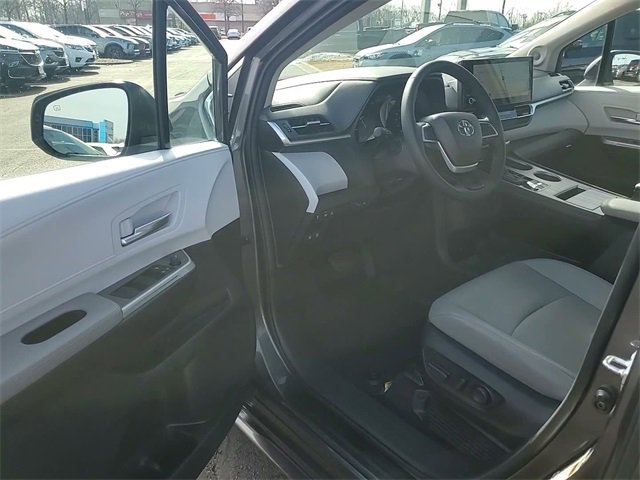 Used 2025 Toyota Sienna XLE w/ XLE Plus Package image 12