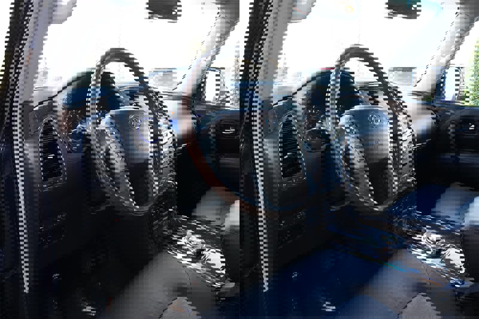 Used 2017 INFINITI QX80 2WD w/ Driver Assistance Package image 16