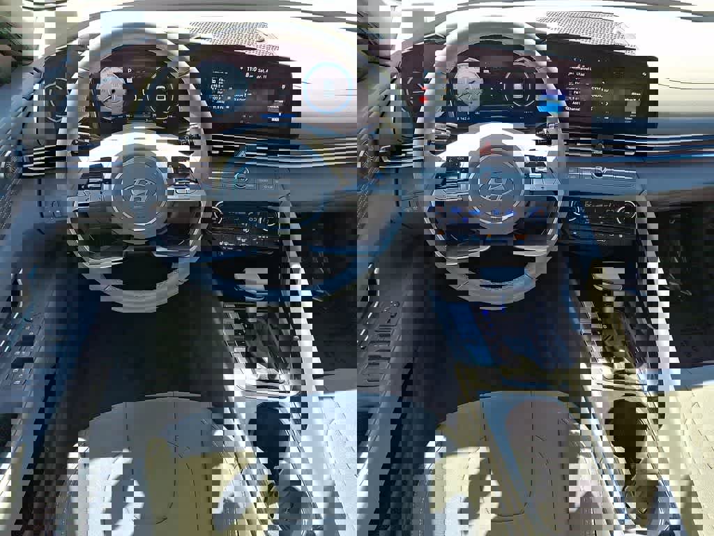 Used 2025 Hyundai Elantra SEL FWD image 11