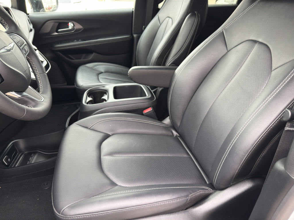 Used 2026 Chrysler Pacifica Select image 9