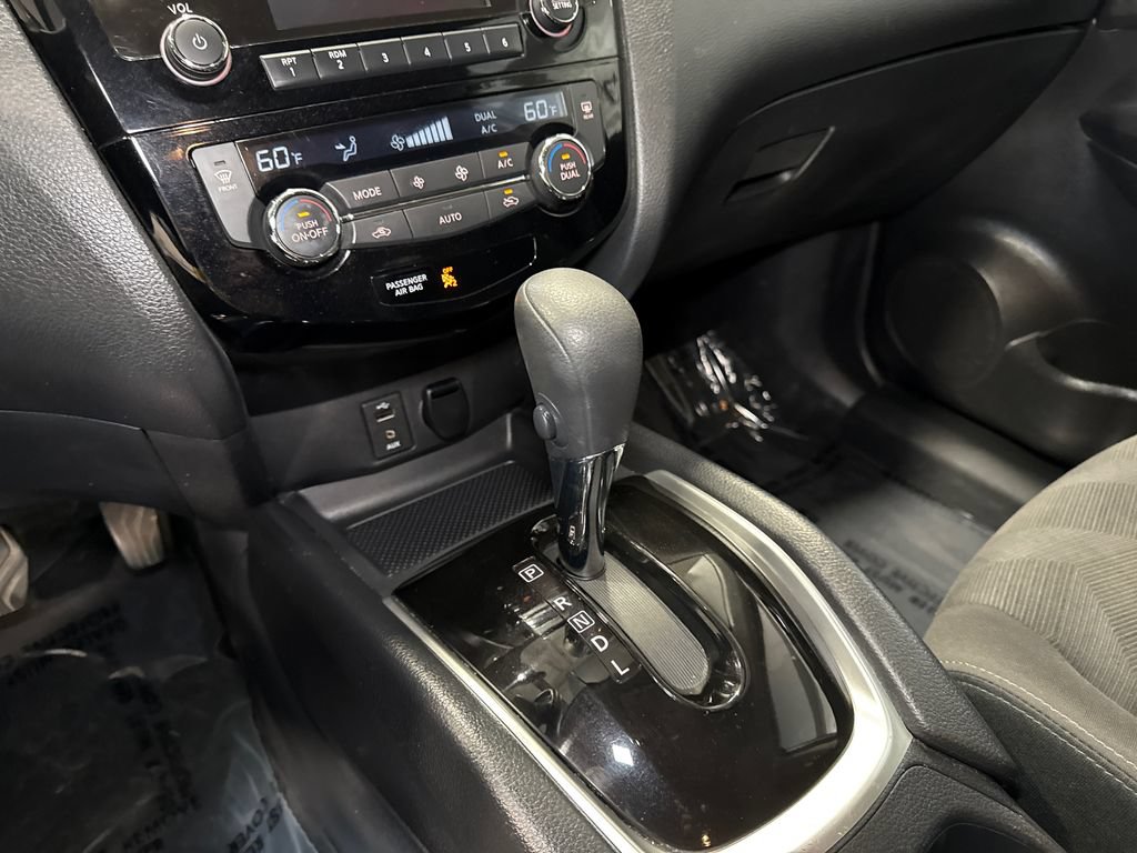 Used 2016 Nissan Rogue SV AWD/4WD image 19
