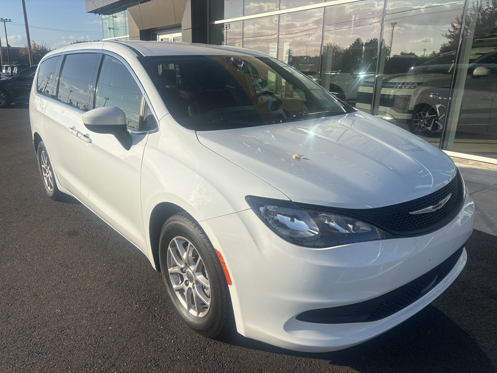 Used 2022 Chrysler Voyager LX image 4