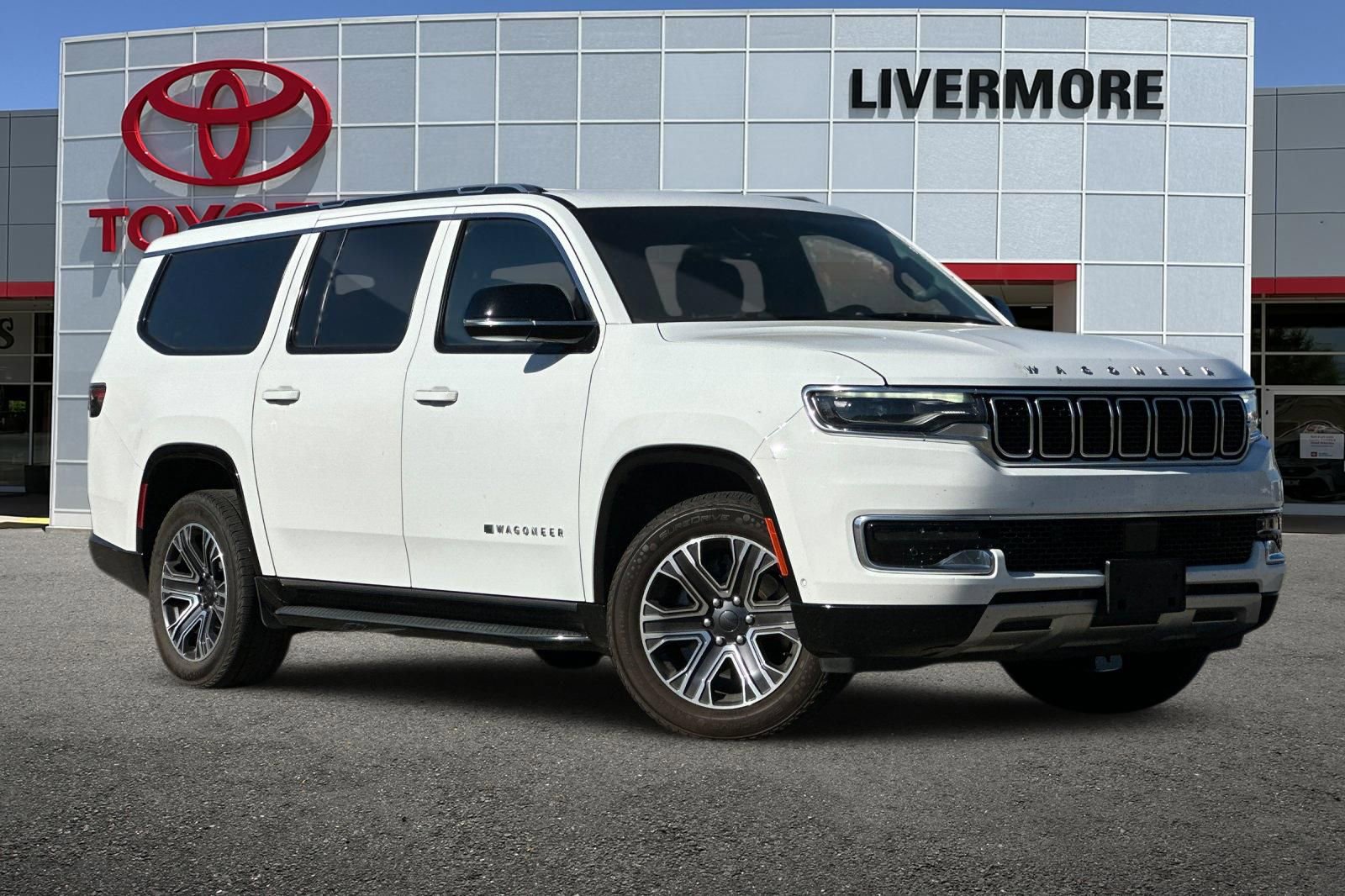 Used 2024 Jeep Wagoneer L Series II w/ Flexible Seating Group image 2