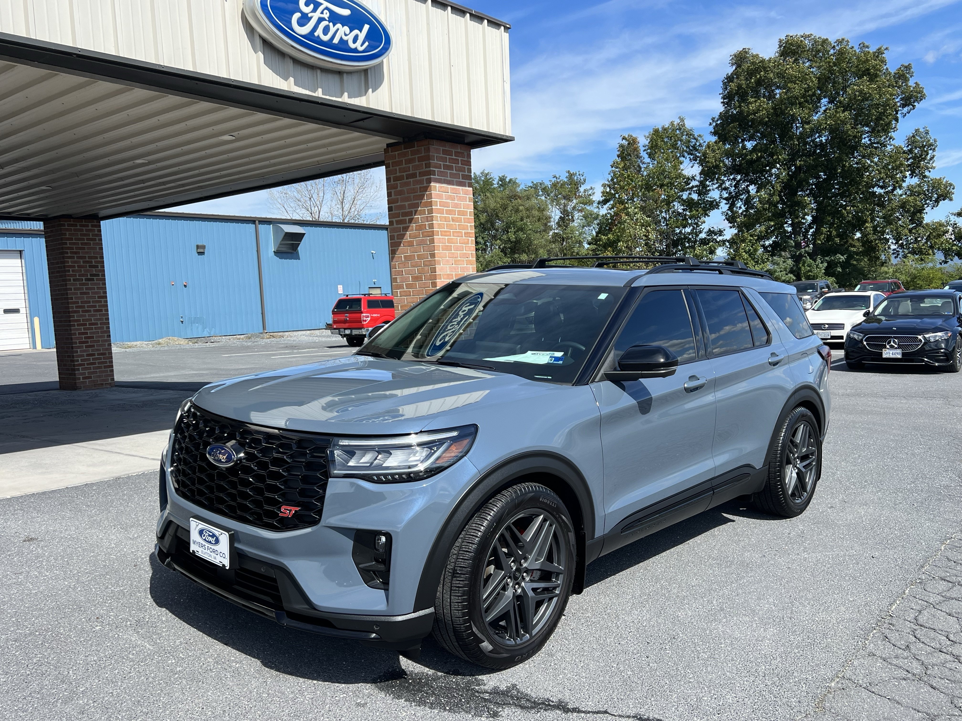 Used 2025 Ford Explorer ST AWD/4WD image 3