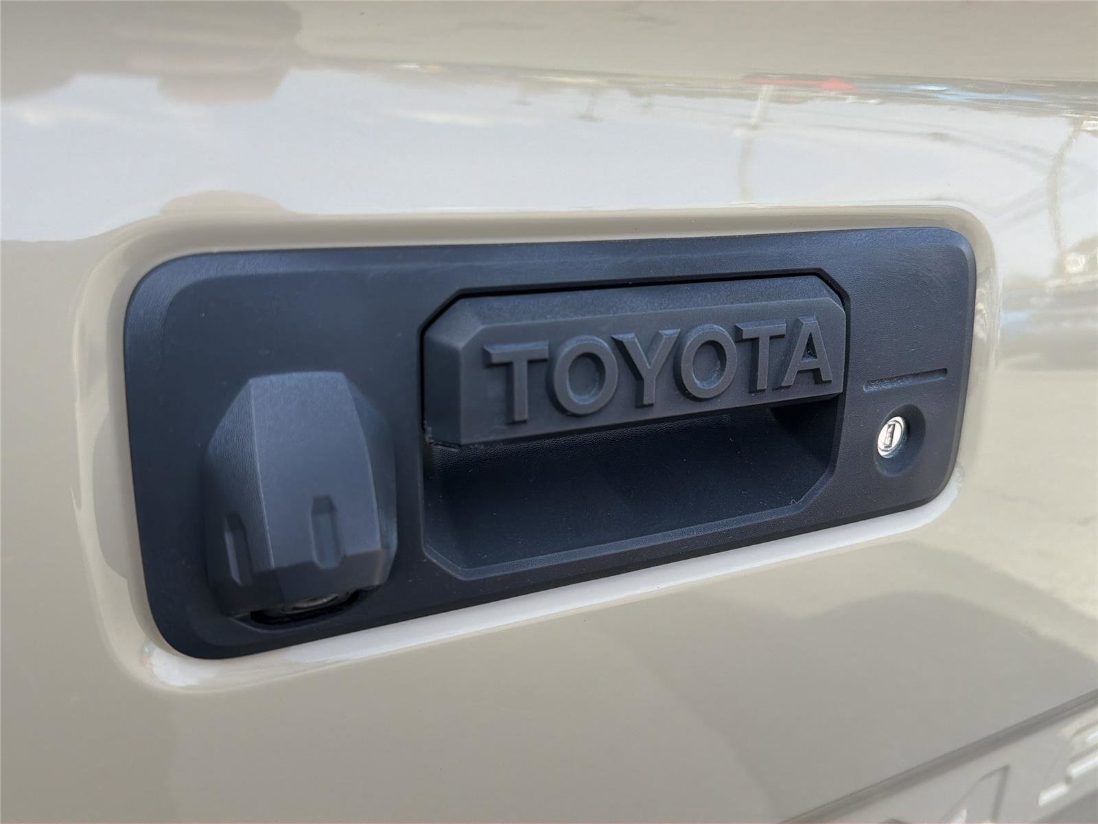 Used 2018 Toyota Tacoma TRD Sport AWD/4WD image 13
