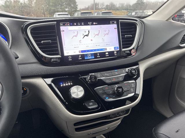 Used 2024 Chrysler Pacifica Touring-L image 16