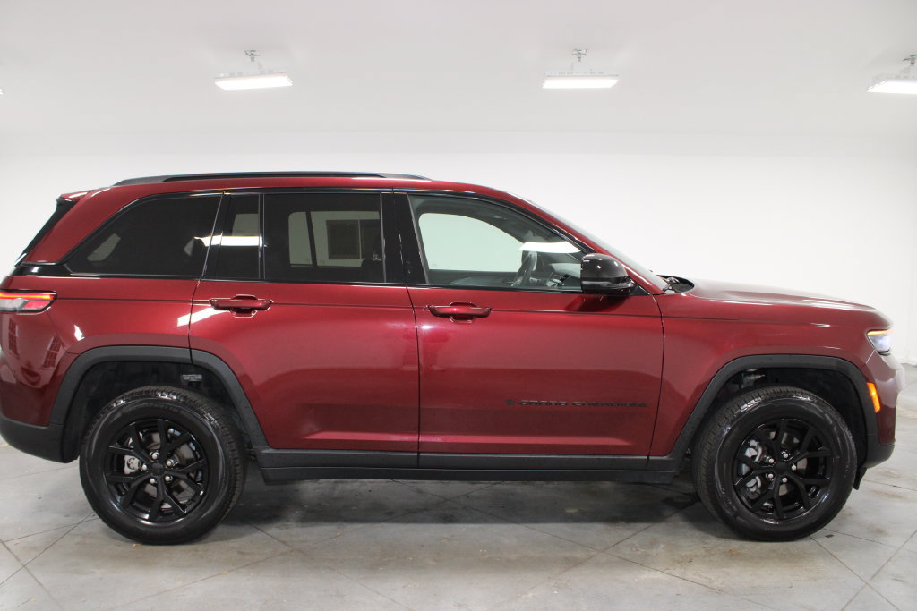 Used 2025 Jeep Grand Cherokee Altitude AWD/4WD image 11
