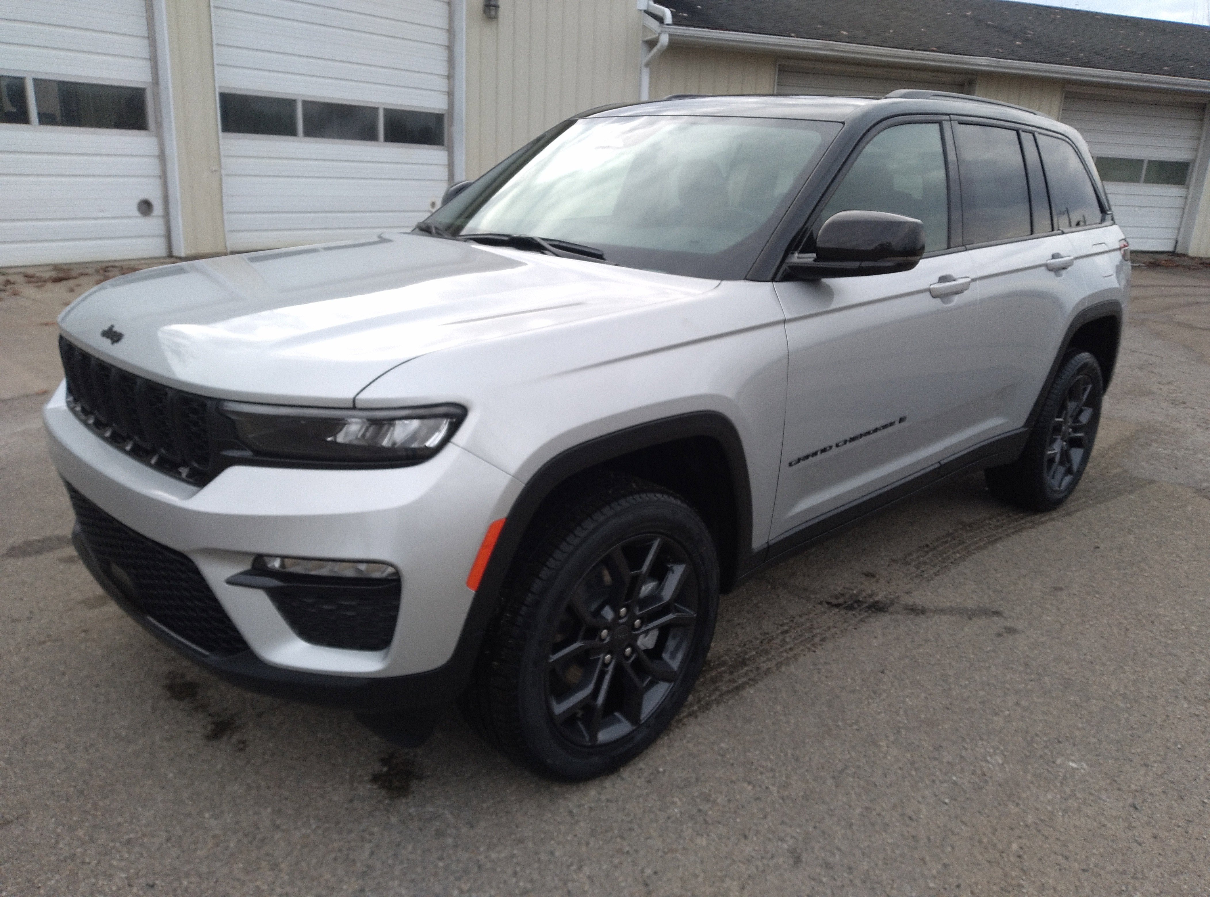 New 2025 Jeep Grand Cherokee Limited image 12