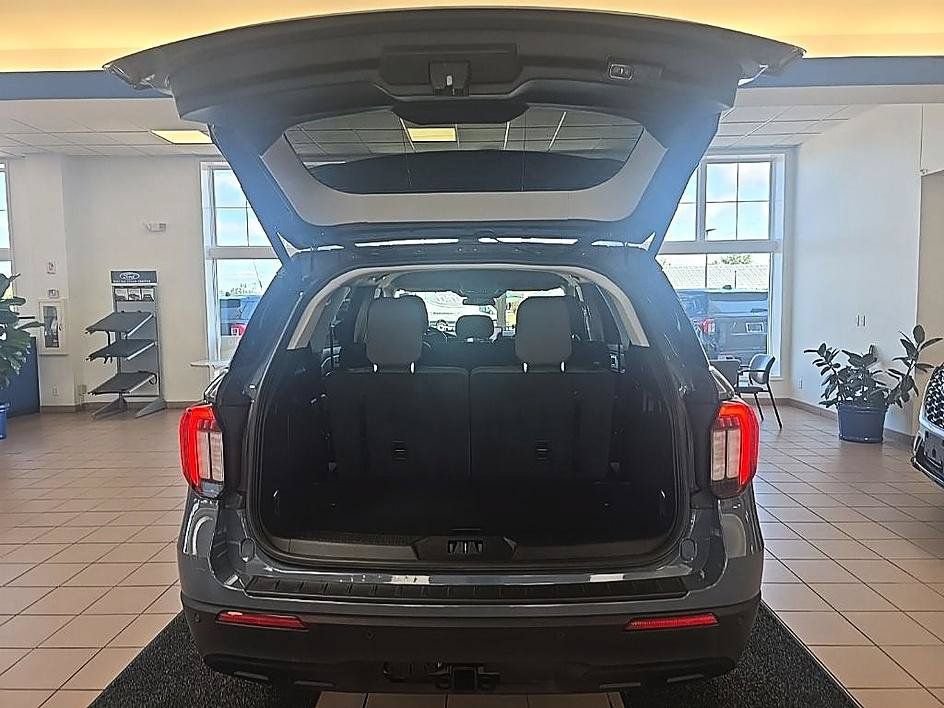 Used 2025 Ford Explorer Active AWD/4WD image 30