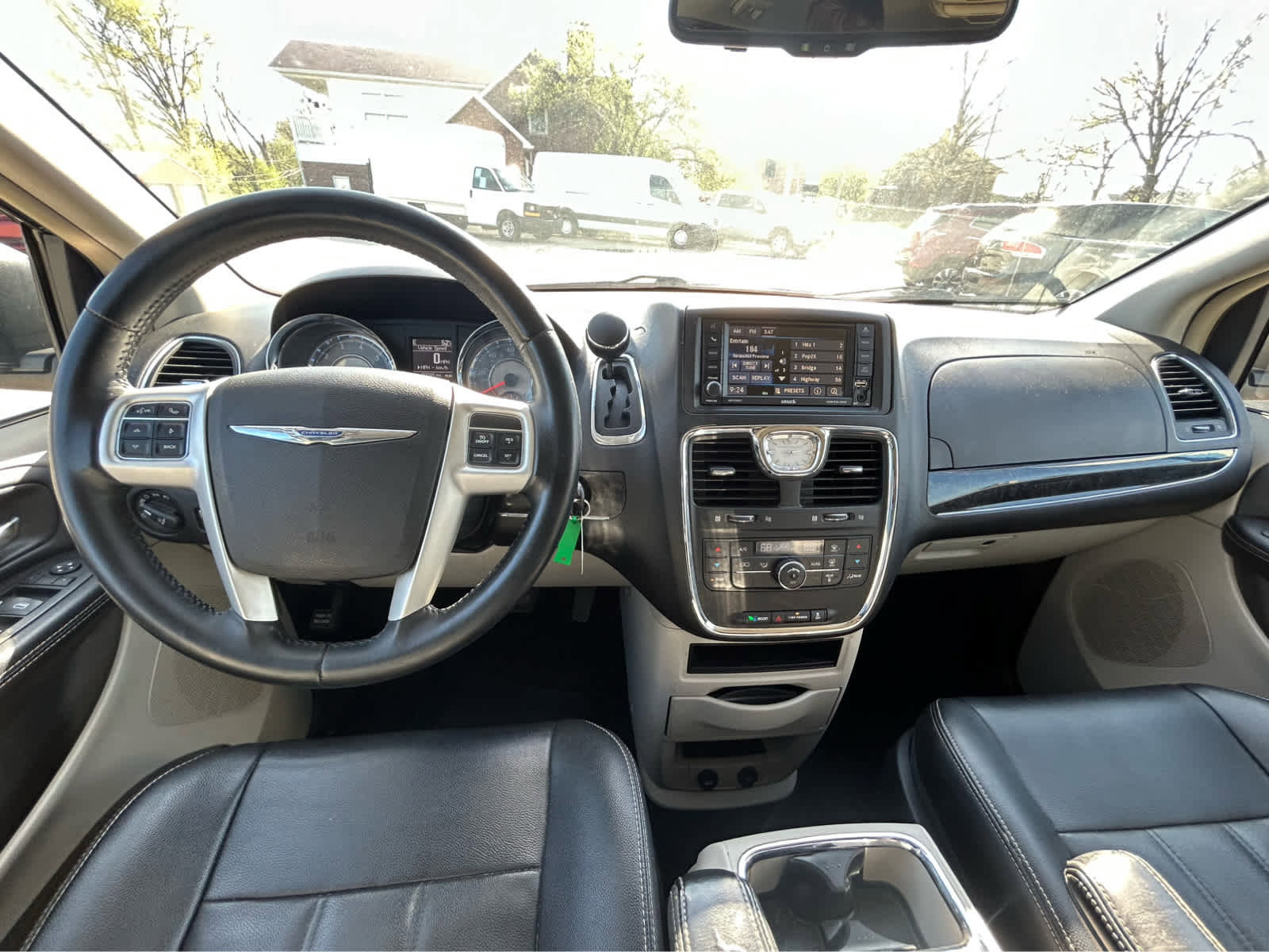 Used 2015 Chrysler Town & Country Touring FWD image 17