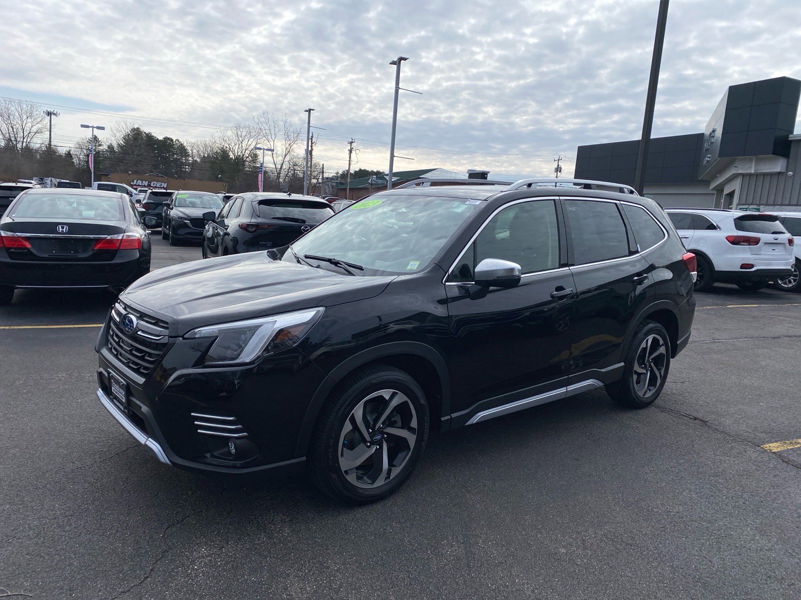 Used 2023 Subaru Forester Touring image 3