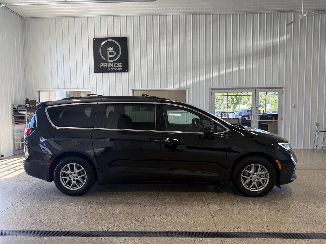 Used 2022 Chrysler Pacifica Touring FWD image 6