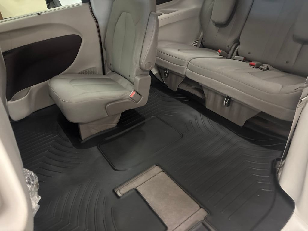 Used 2017 Chrysler Pacifica Touring Plus w/ Tire & Wheel Group FWD image 24