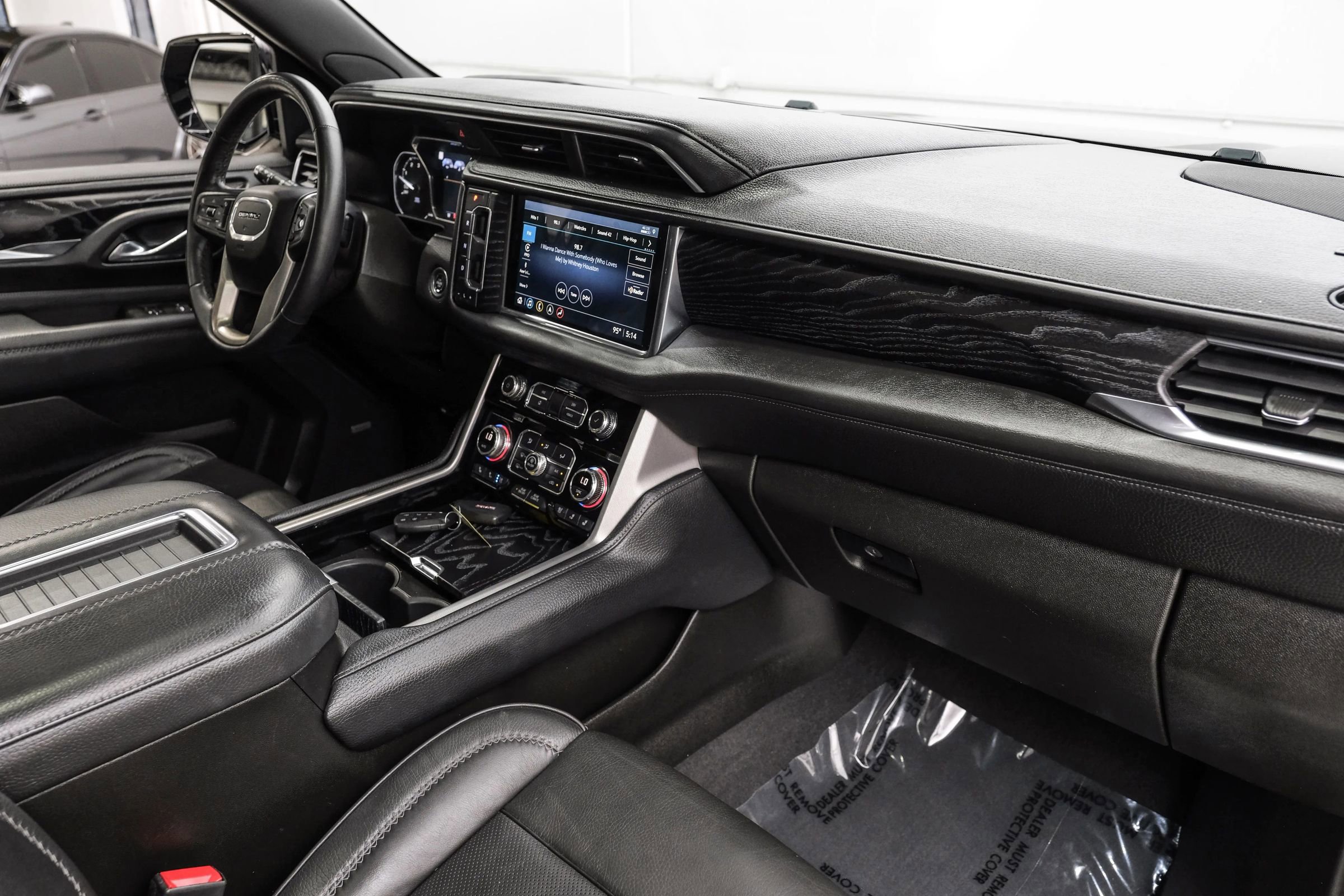 Used 2021 GMC Yukon Denali w/ Denali Premium Package image 13