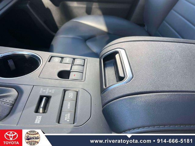 Used 2024 Toyota Highlander XLE AWD/4WD image 32