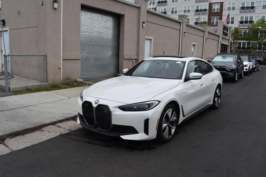 Used 2023 BMW i4 eDrive35 RWD image 3