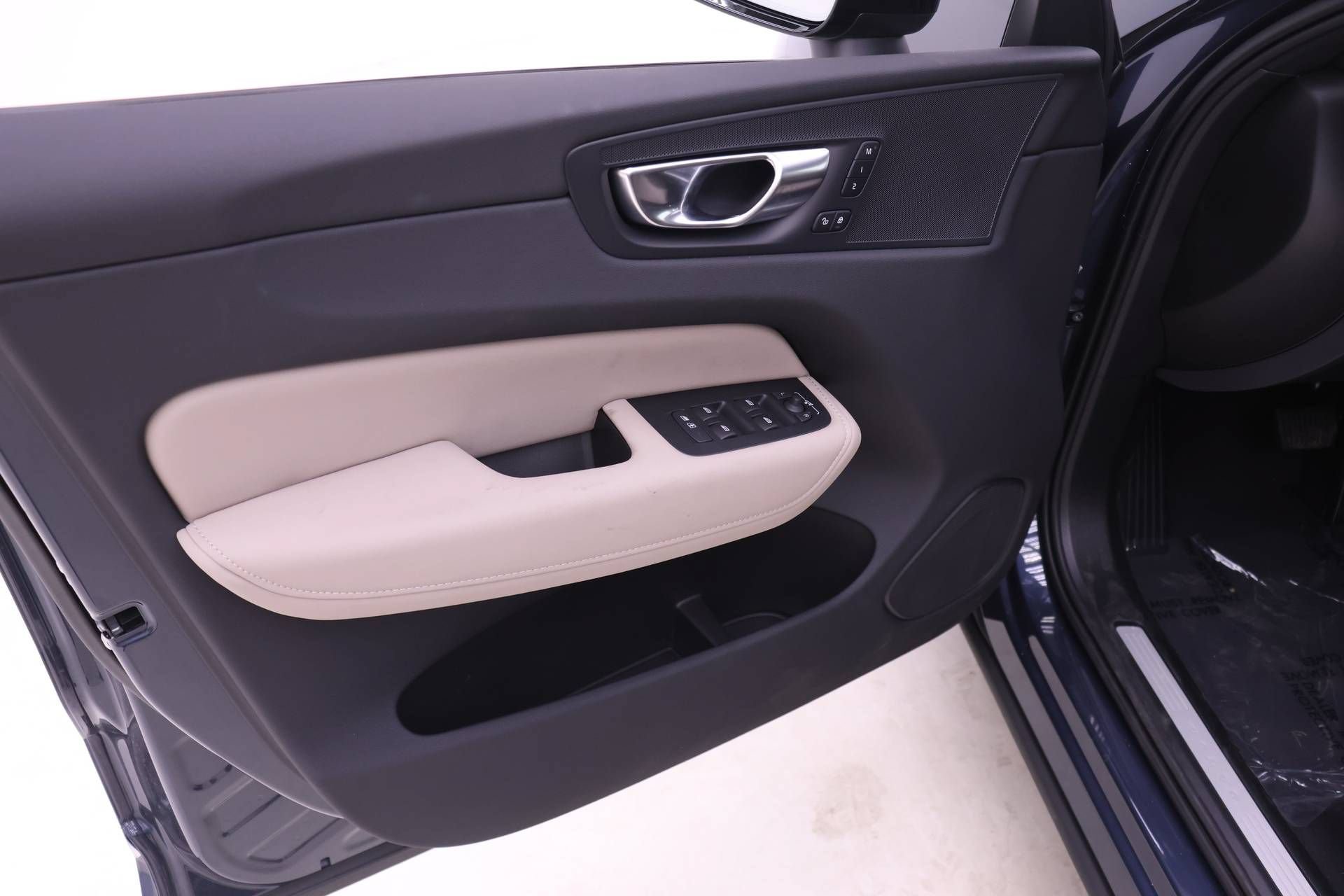 New 2026 Volvo XC60 T8 Plus w/ Climate Package PRO AWD/4WD image 11