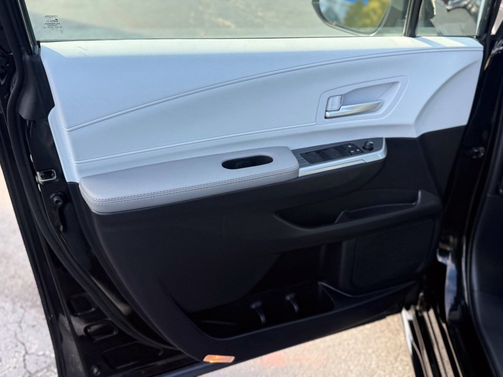 Used 2026 Toyota Sienna XLE FWD image 13