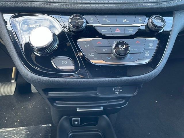 New 2026 Chrysler Pacifica Select w/ S Appearance Package image 17