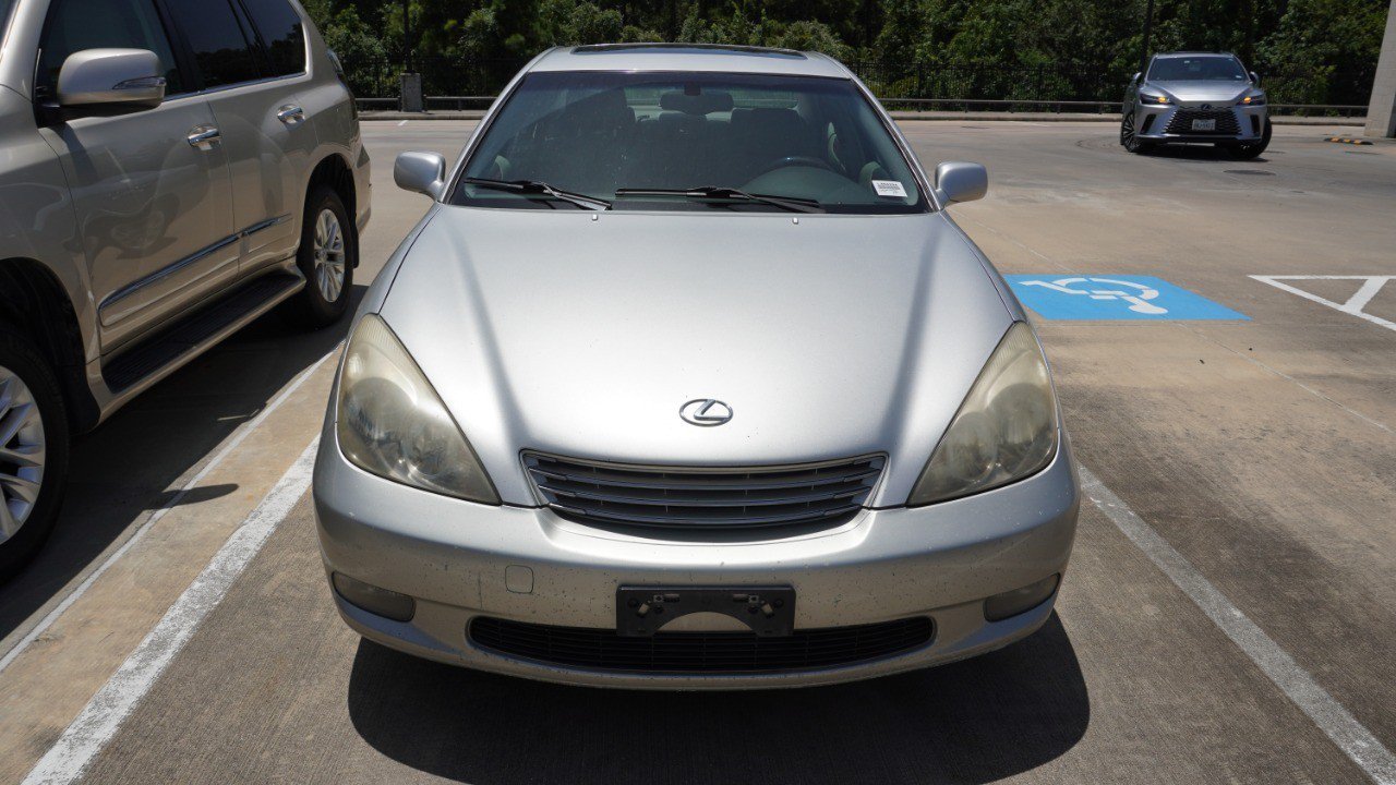 Used 2002 Lexus ES 330 w/ Premium Pkg FWD image 2