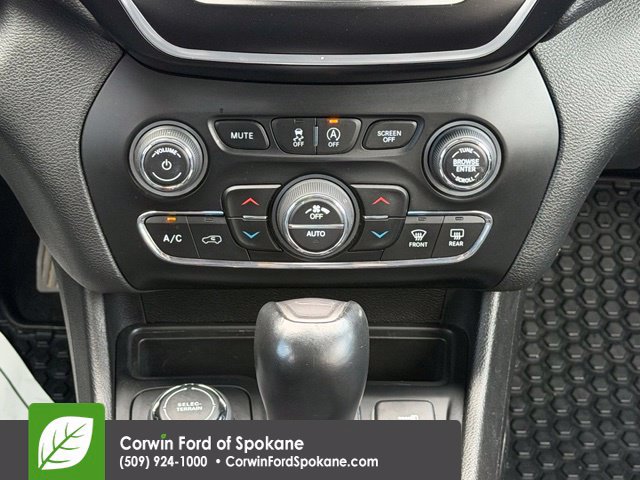 Used 2019 Jeep Cherokee Latitude Plus w/ Comfort/Convenience Group AWD/4WD image 29