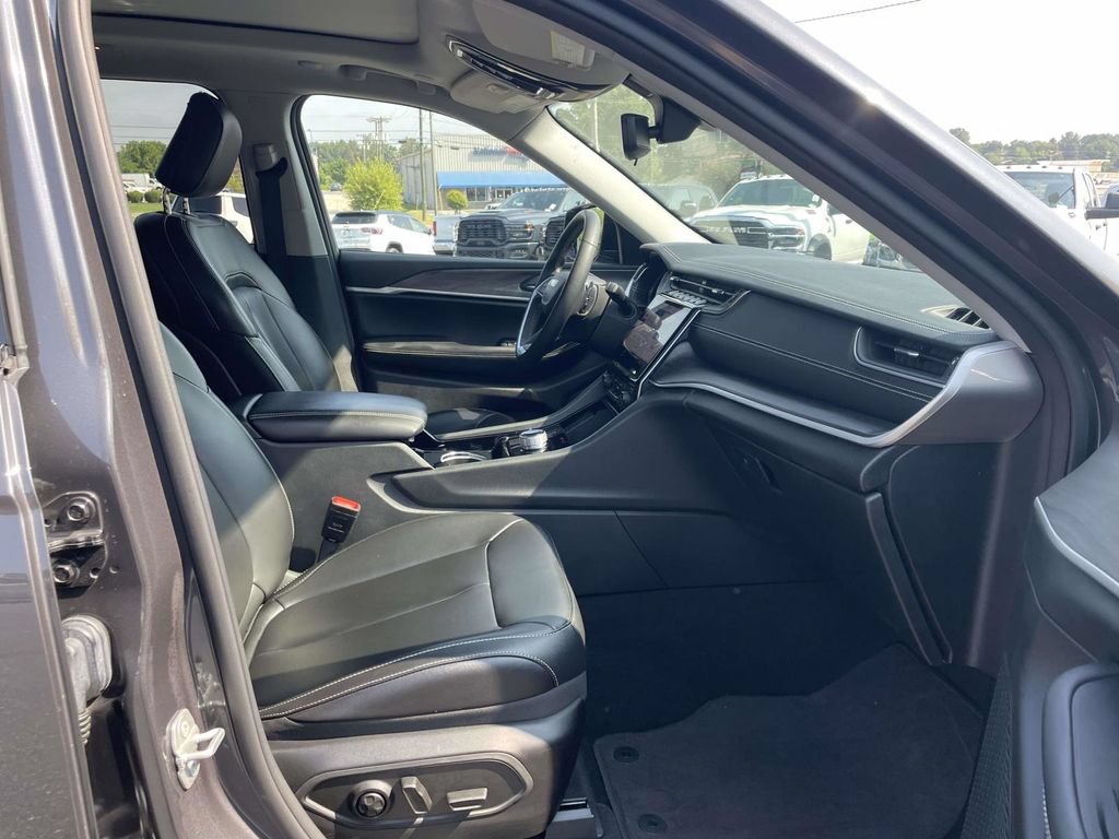 Used 2023 Jeep Grand Cherokee Limited w/ Black Appearance Package AWD/4WD image 15