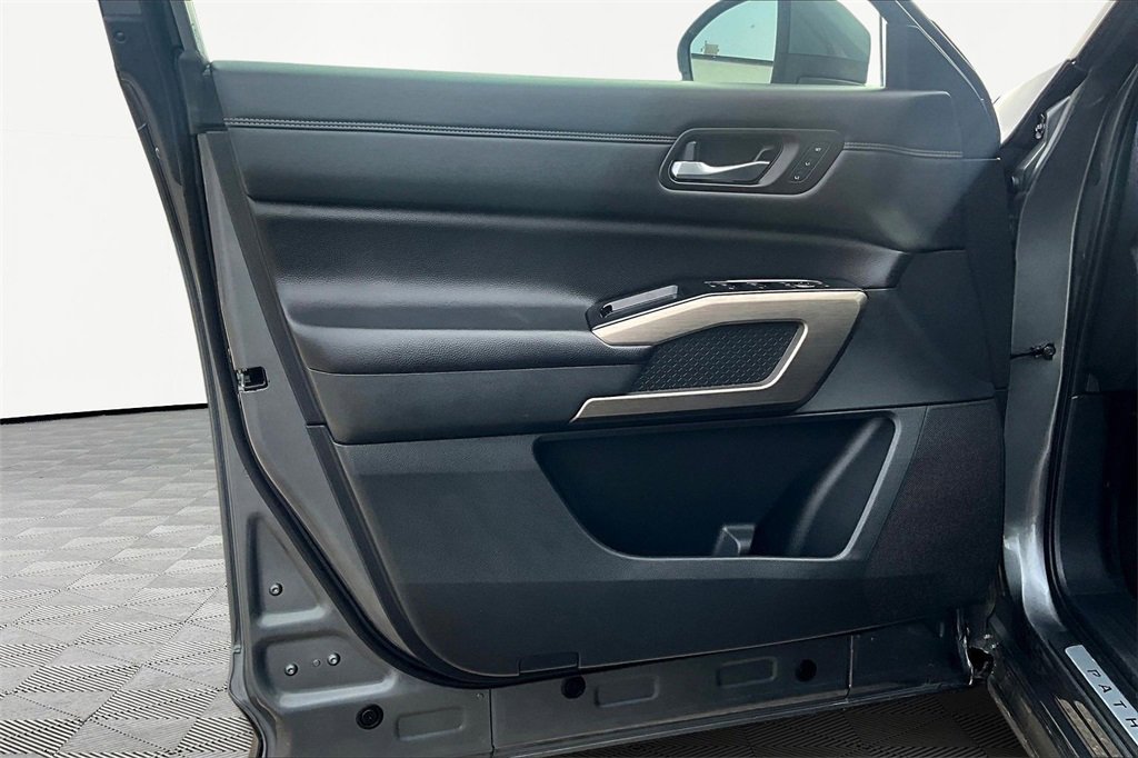 Used 2024 Nissan Pathfinder Platinum w/ Cargo Package image 23