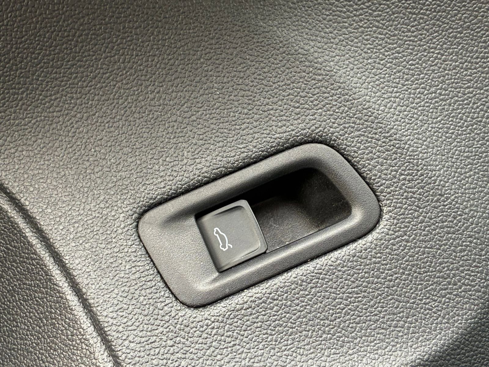 Used 2025 Volkswagen Atlas Cross Sport SE image 23