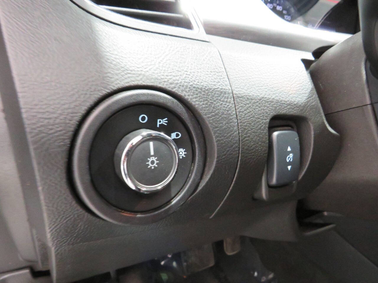 Used 2015 Ford Taurus SEL w/ Equipment Group 201A FWD image 23