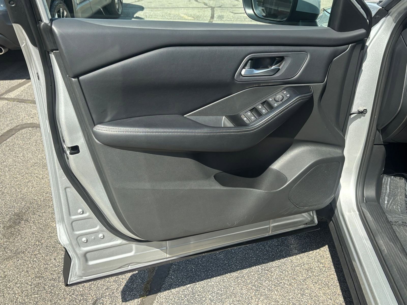 Used 2025 Nissan Rogue SV AWD/4WD image 25