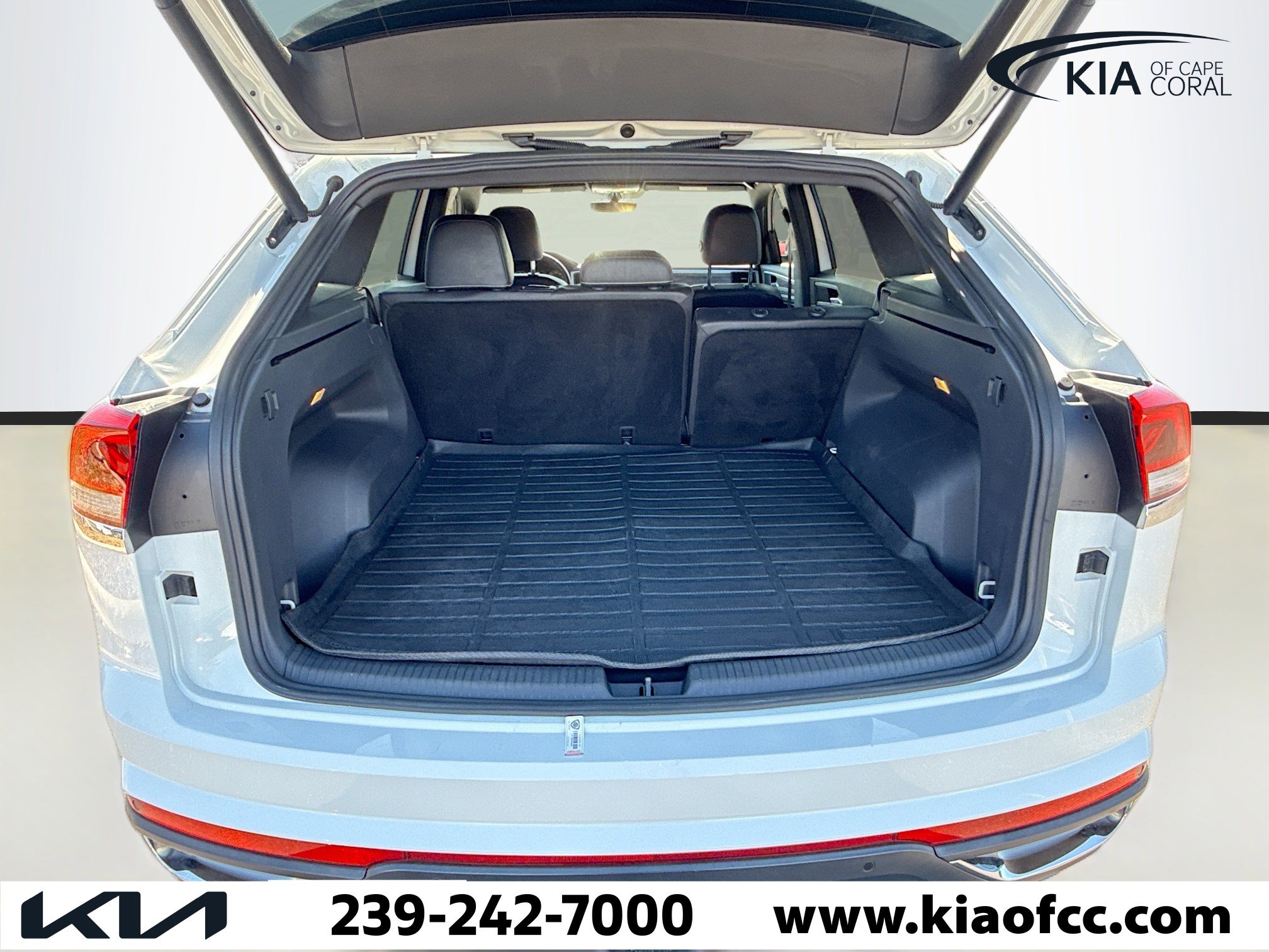 Used 2020 Volkswagen Atlas Cross Sport SE w/ Towing Package image 12