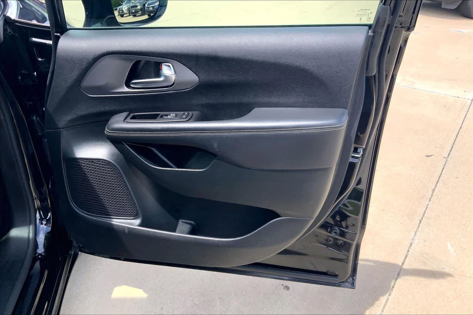 Used 2025 Chrysler Pacifica Select FWD image 22