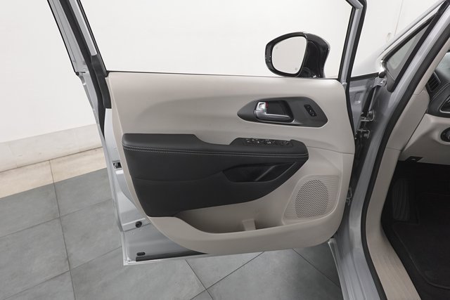 Used 2024 Chrysler Pacifica Touring-L image 7