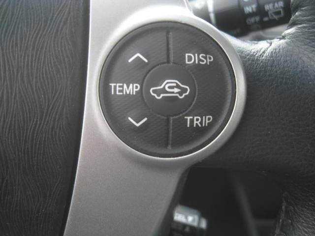 Used 2013 Toyota Prius V Five image 32