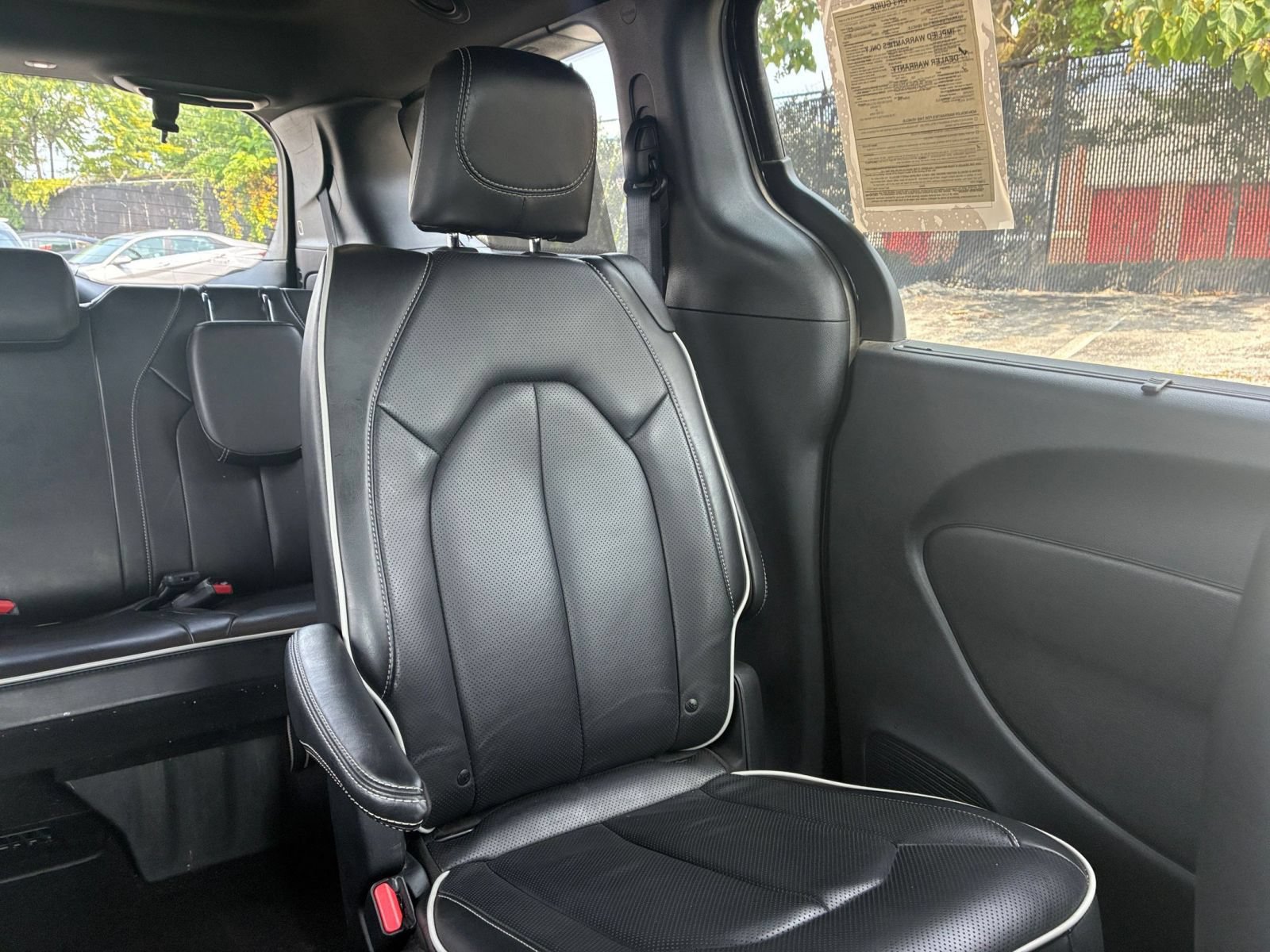 Used 2025 Chrysler Pacifica Limited FWD image 32