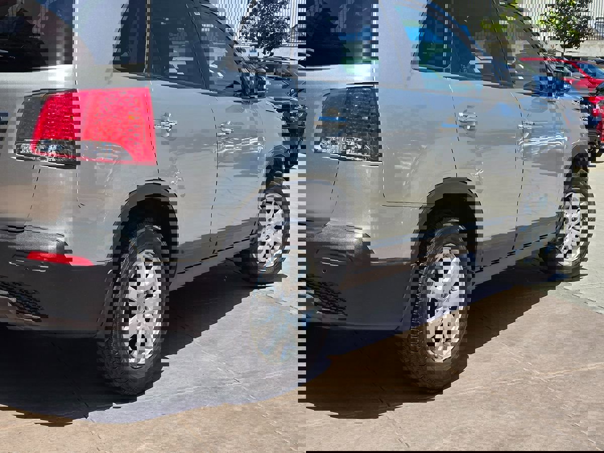 Used 2013 Kia Sorento LX w/ Third Row Pkg image 13