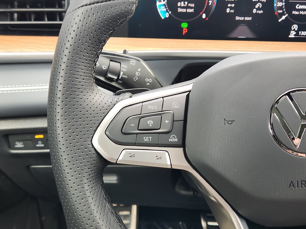New 2027 Volkswagen Tiguan SEL R-Line AWD/4WD image 16
