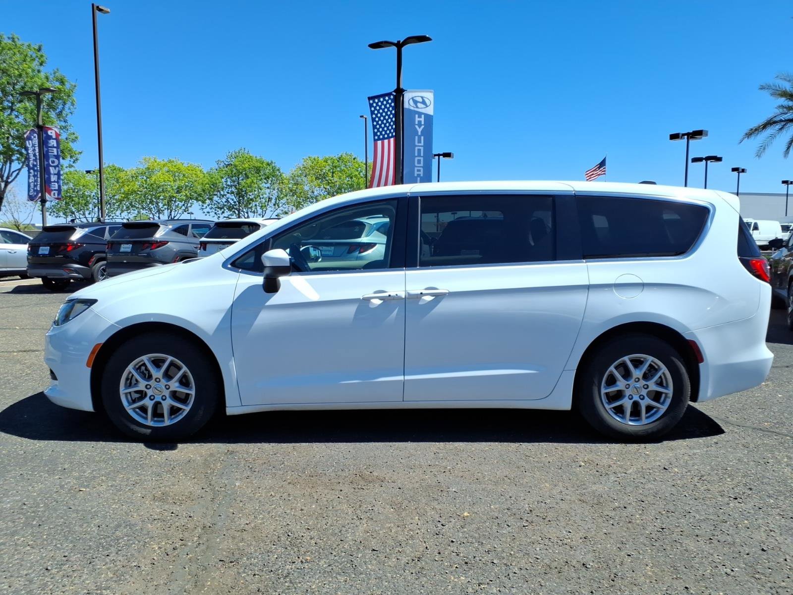 Used 2023 Chrysler Voyager LX image 8